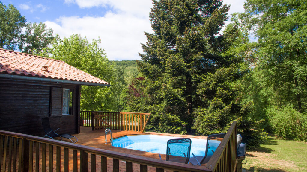location chalet piscine chauffée bord de rivière